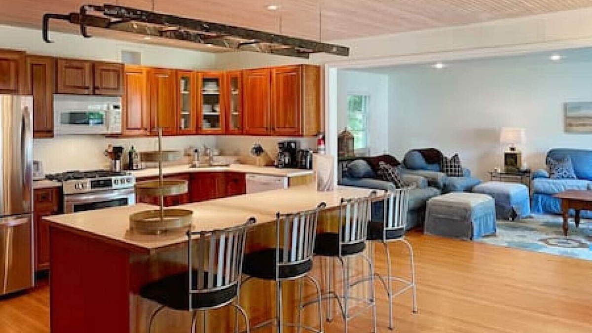 Wellington House | Spacious & Charming Century Home - Wellington