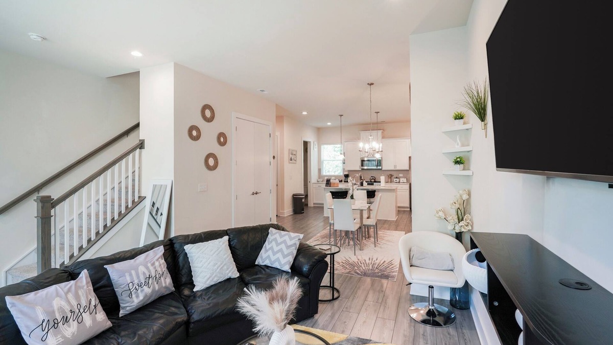 Charlotte House | Spacious & Charming Family Gem: 5mins to Uptown ~ Balconies ~ Free Parking~Wifi