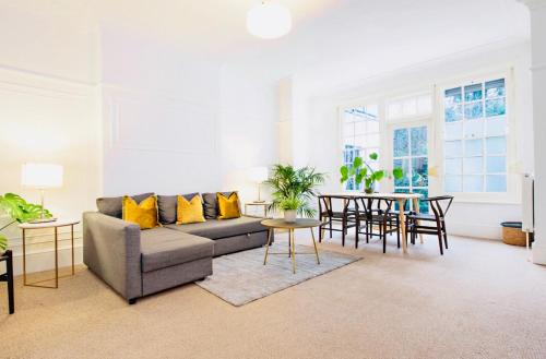 Frognal and Fitzjohns Apartment | Spacious & Charming garden flat -Zone 2- Great for Central London access