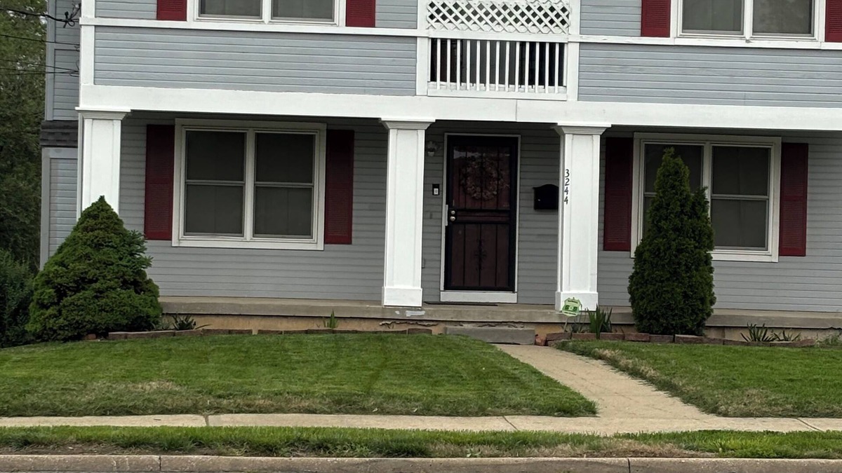 Kansas City House | Spacious Charming Md-twn, 2Sty, 8-10Bd, Deck/Patio, Wi-Fi, Laundry N Heart of KC