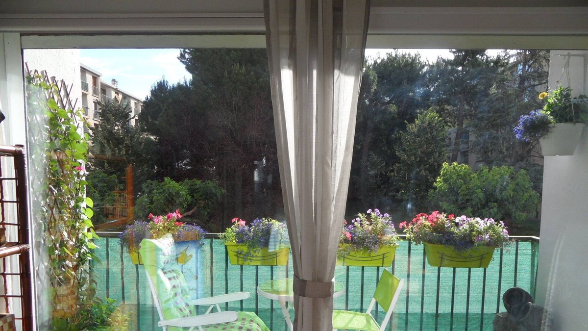 Les Platanes Apartment | Spacious City-Centre Apt. in Private Grounds by River, (Parking, Lift, 3 bedrm).