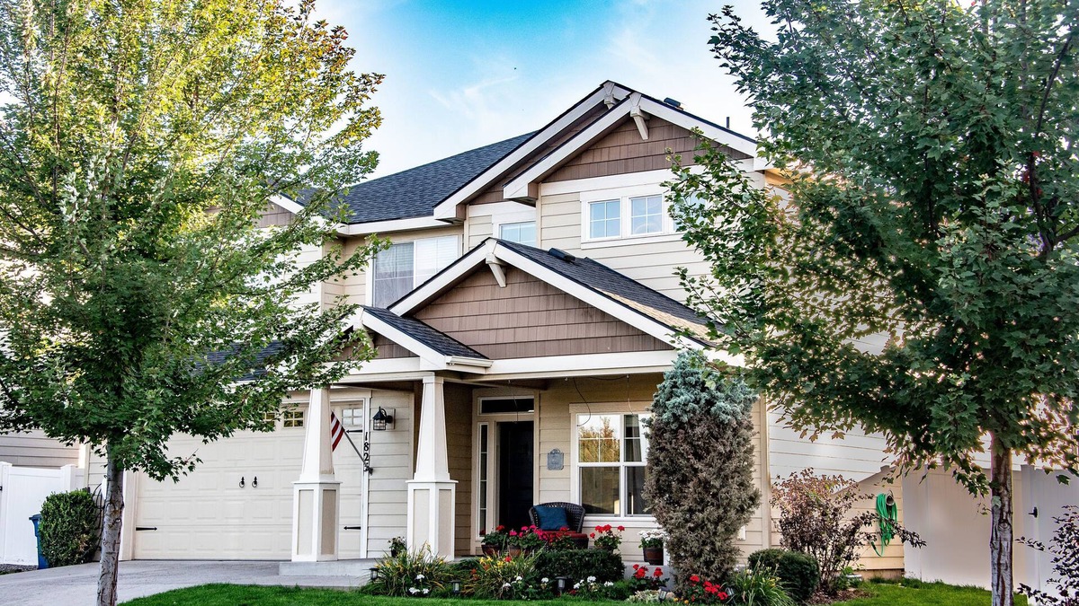 Post Falls House | Spacious Clean Open Beautiful Executive Home w/Tesla Charger