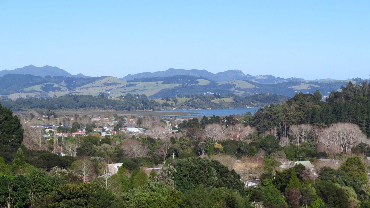 Coromandel House | Spacious clean & sunny home with fabulous views! 2.7kms to town. Unlimited Wi-Fi