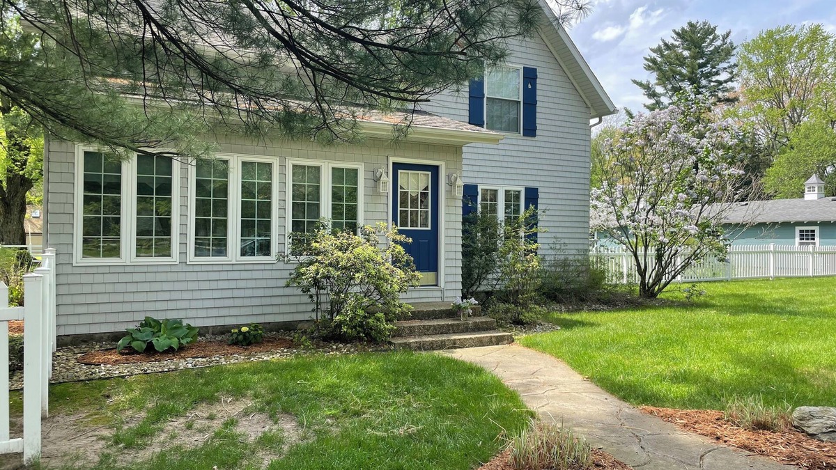 Clear Lake Cottage | Spacious Clear Lake Retreat with private yard and great sandy beach.