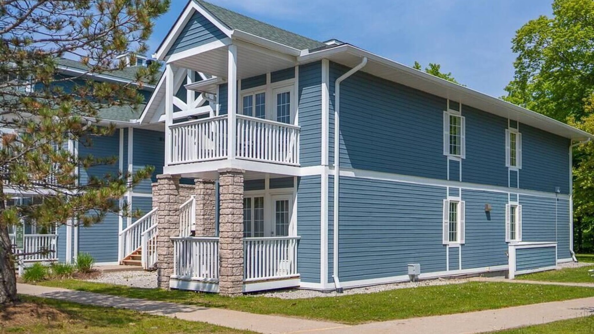 Oro-Medonte Apartment | Spacious Club Suite: King Bed, Jacuzzi, Pool, BBQ