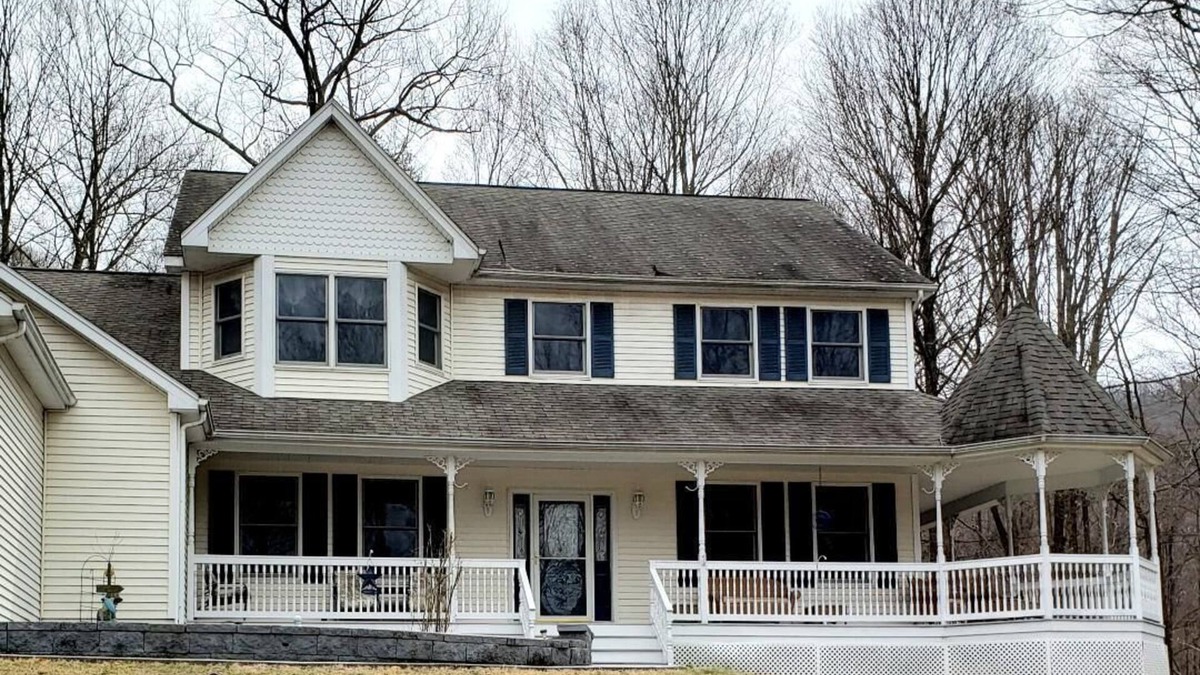 Cornwall House | Spacious Colonial on 2 plus Acres