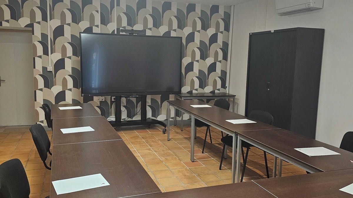 Salies-du-Salat Hotel | Spacious, comfortable accommodation on the village square in Occitanie