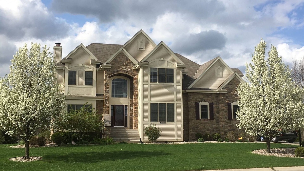 Menomonee Falls House | SPACIOUS COMFORT outside Milwaukee. 3 story 5 bdr.Only 15 min from downtown.