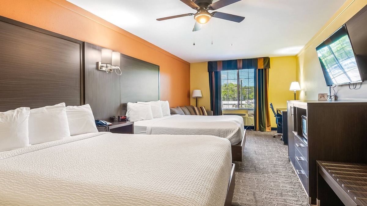 Crawfordville Hotel | Spacious Comfort for Groups – 2 Queen Beds + Sleeper Sofa at Wildwood Inn