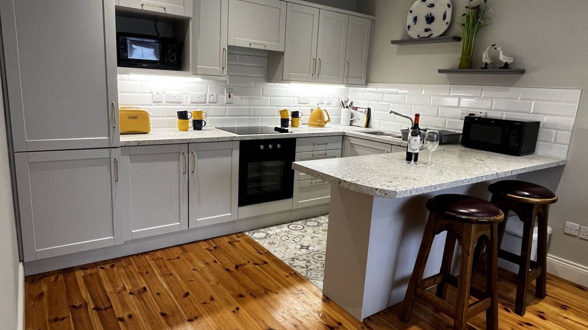 Lecemy House | * Spacious | Comfortable & Chic | Walk to Town *