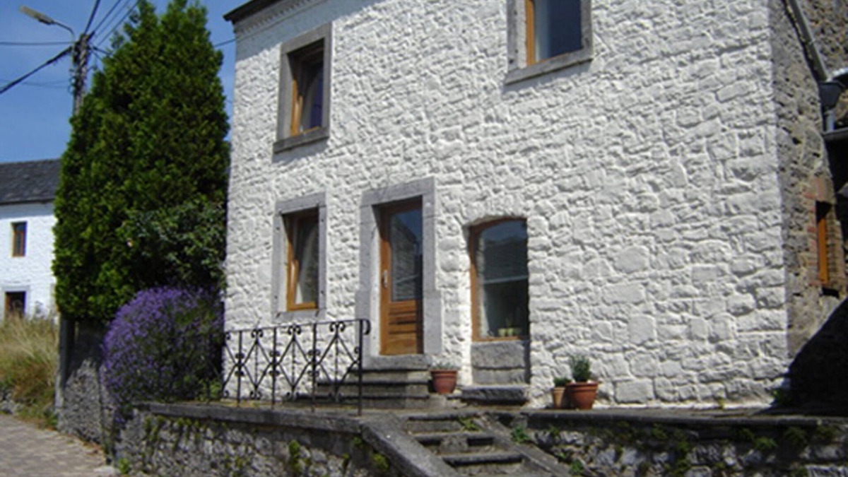 Hastiere-Lavaux House | Spacious, comfortable 4-person house Joint heated pool/fireplace, garden.