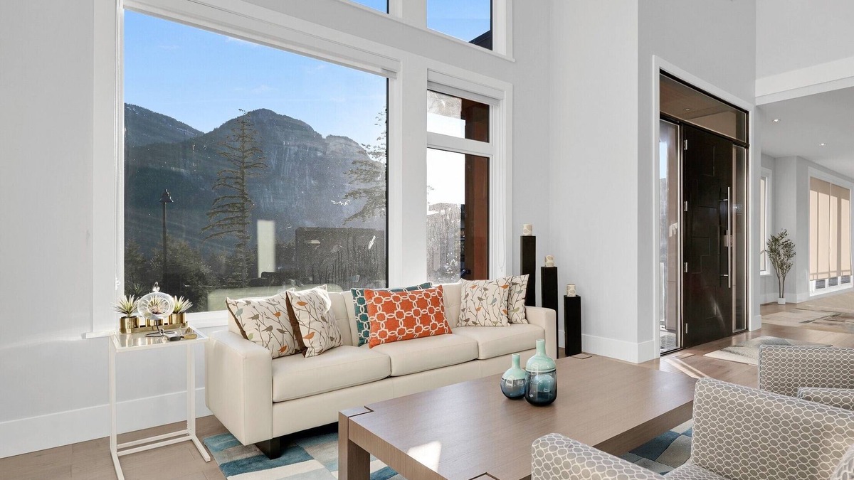 Squamish House | Spacious, comfortable family home situated in a serene location. Stunning views!