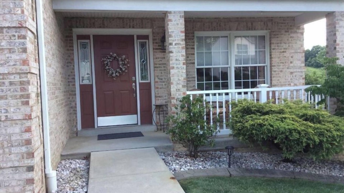 Delmont House | Spacious Comfortable Home to Work, Play or Relax