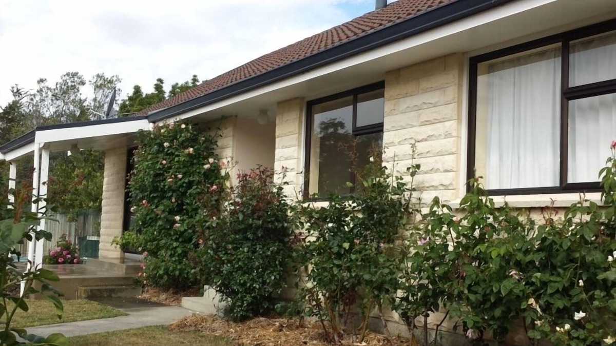Otematata House | Spacious, comfortable holiday home by the lakes.