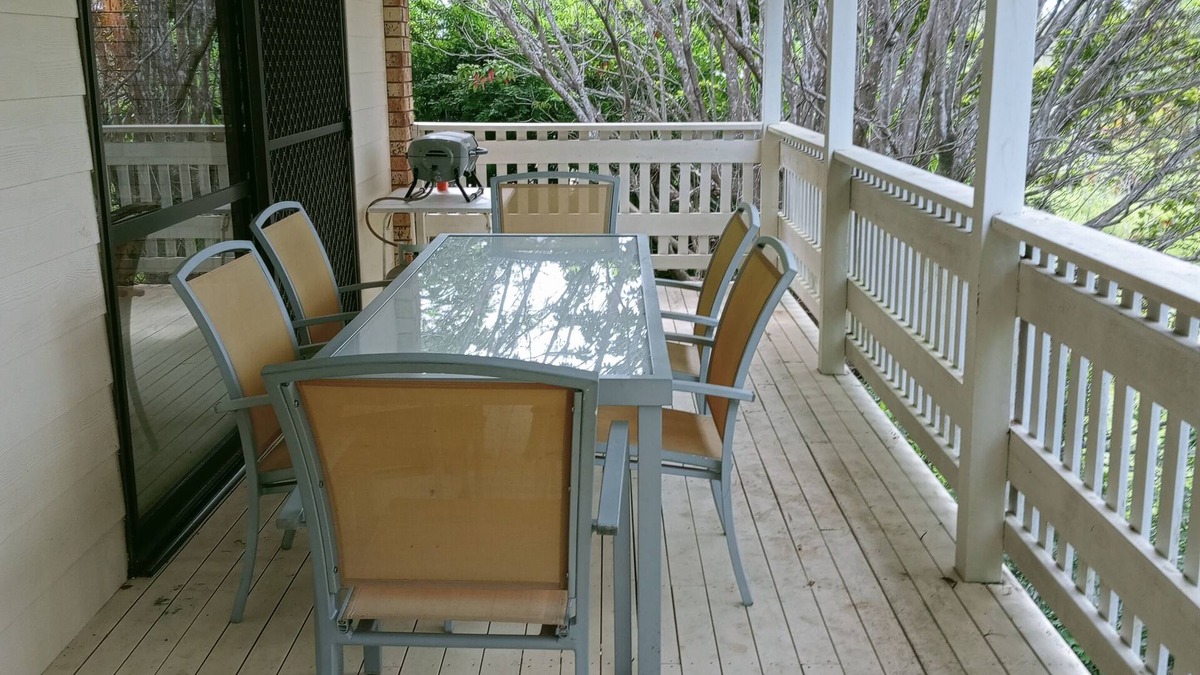 Woombye House | Spacious, comfortable, Pet Friendly 3-Bed House minutes from the Big Pineapple