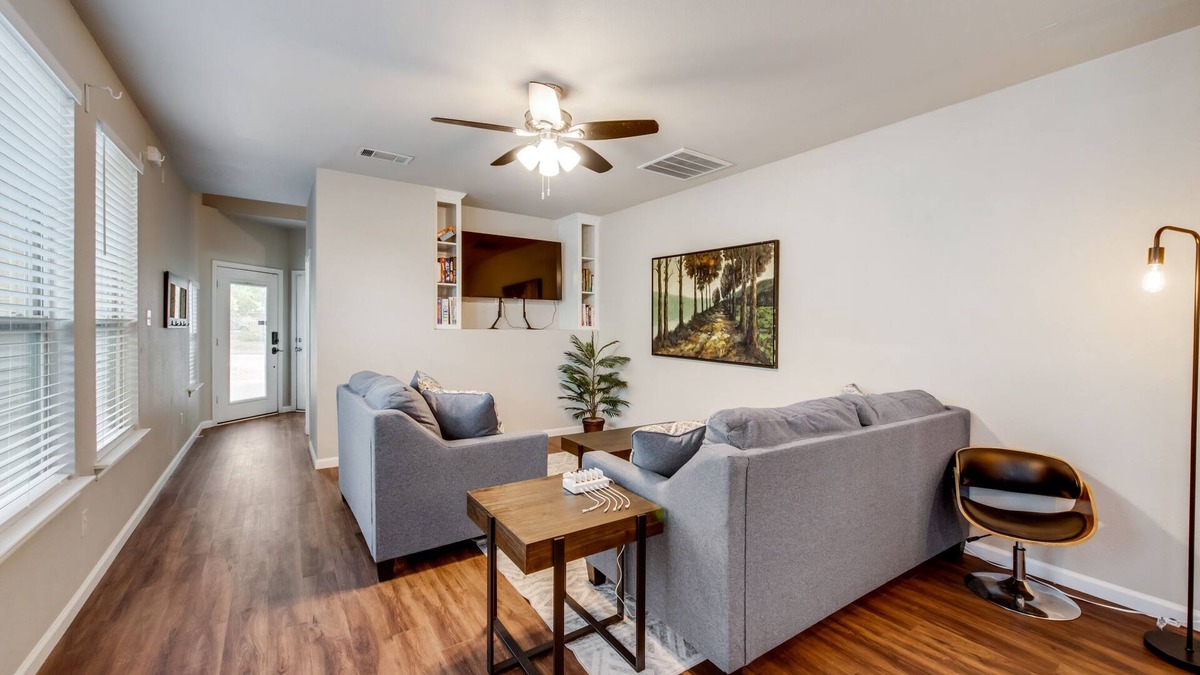 Como House | Spacious & Comfortable Home with Garage