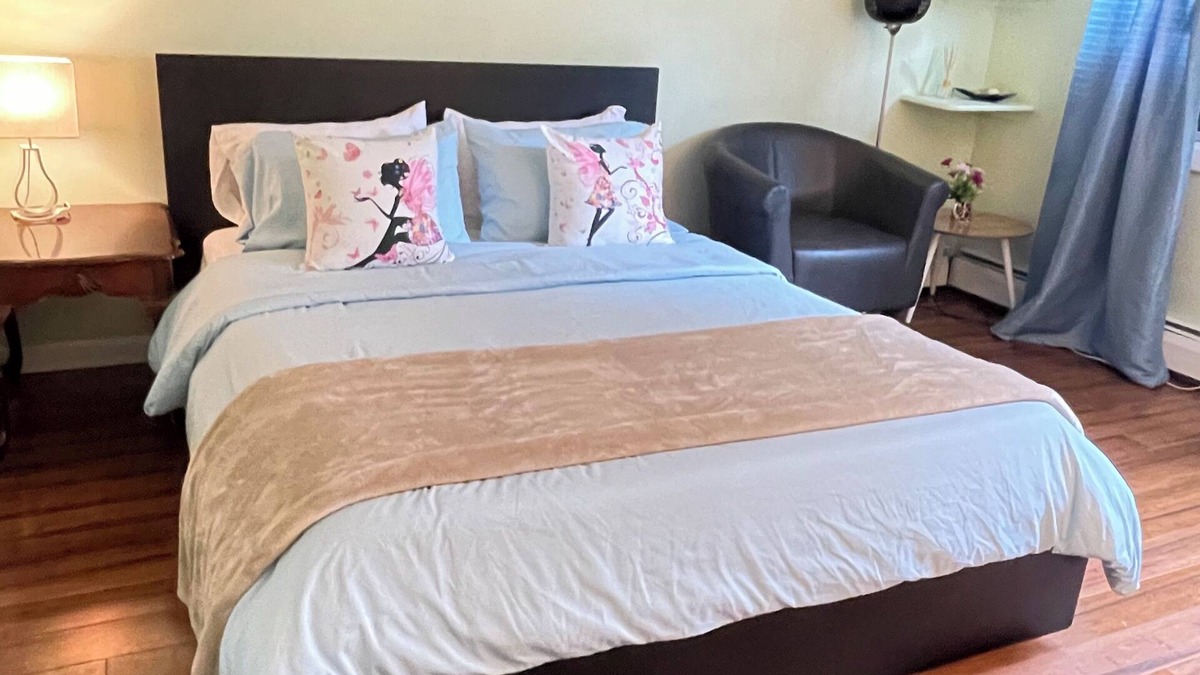 Middletown Apartment | Spacious, comfortable rooms near beach & Newport