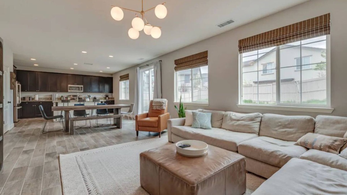 Reno House | Spacious & Comfy ~ 5★ Location ~ ♛Royal Beds ~ 4BR