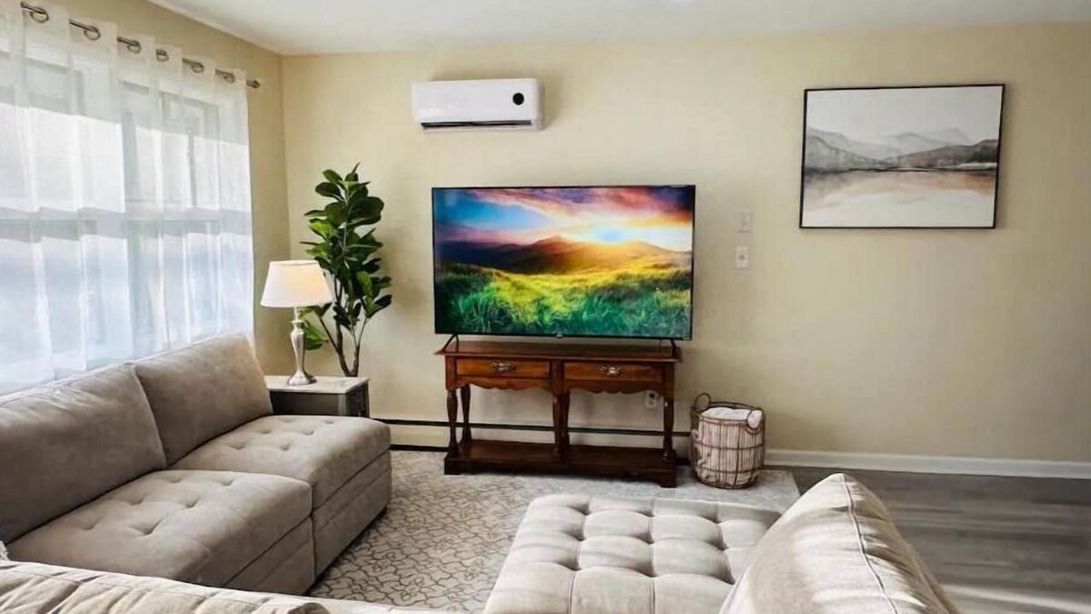 King of Prussia House | Spacious & Comfy 5/2 Home - Pet Friendly