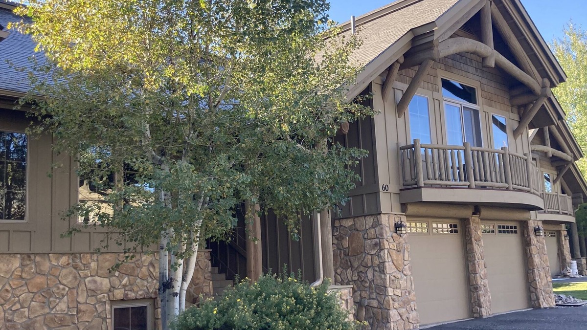 Gallatin Gateway Condo | Spacious Condo on Golf Course & Creek w/hot tub