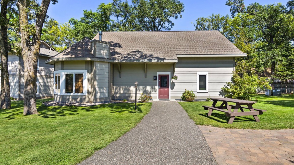 Nisswa Resort | Spacious Condo Steps from Gull Lake Shoreline with Fire Pits, Boat/Boat Lift Rentals