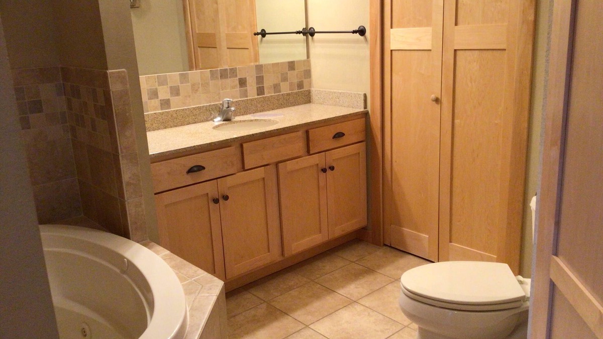 Three Lakes Condo | Spacious Condo w/King Bed & Queen Sleeper – Northernaire Resort, Three Lakes WI