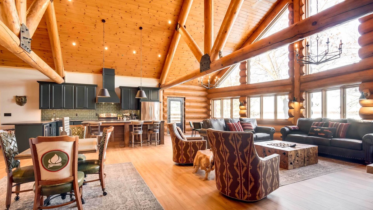 Lac du Flambeau Condo | Spacious Condo w/ Pool Table on Fence Lake!