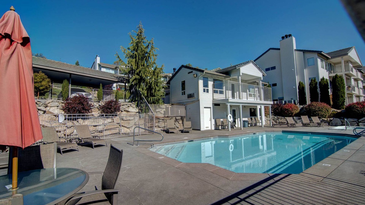 Chelan Condo | Spacious condo with pool - across from Don Morse City Park & lake access