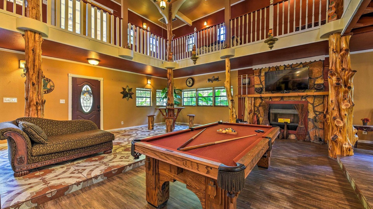 Conroe House | Spacious Conroe Home w/Foosball & Pool Table!