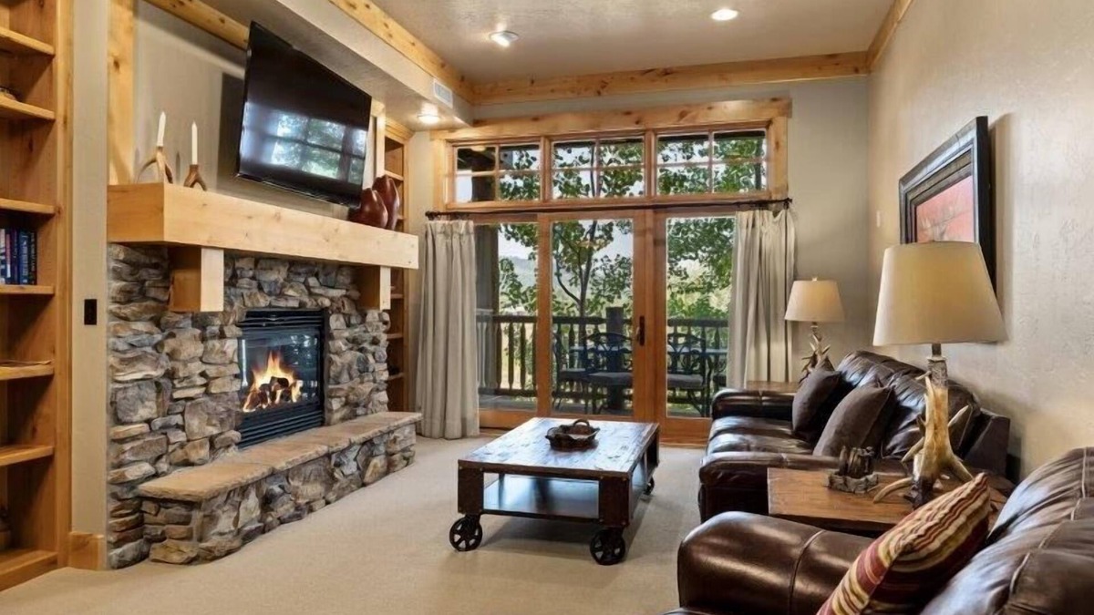 Victor Condo | Spacious corner-unit private condo enjoys western views and resort amenity access!