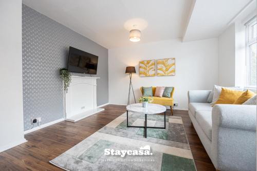 Broadheath House | Spacious Cosy Cove With Large Driveway And Garden