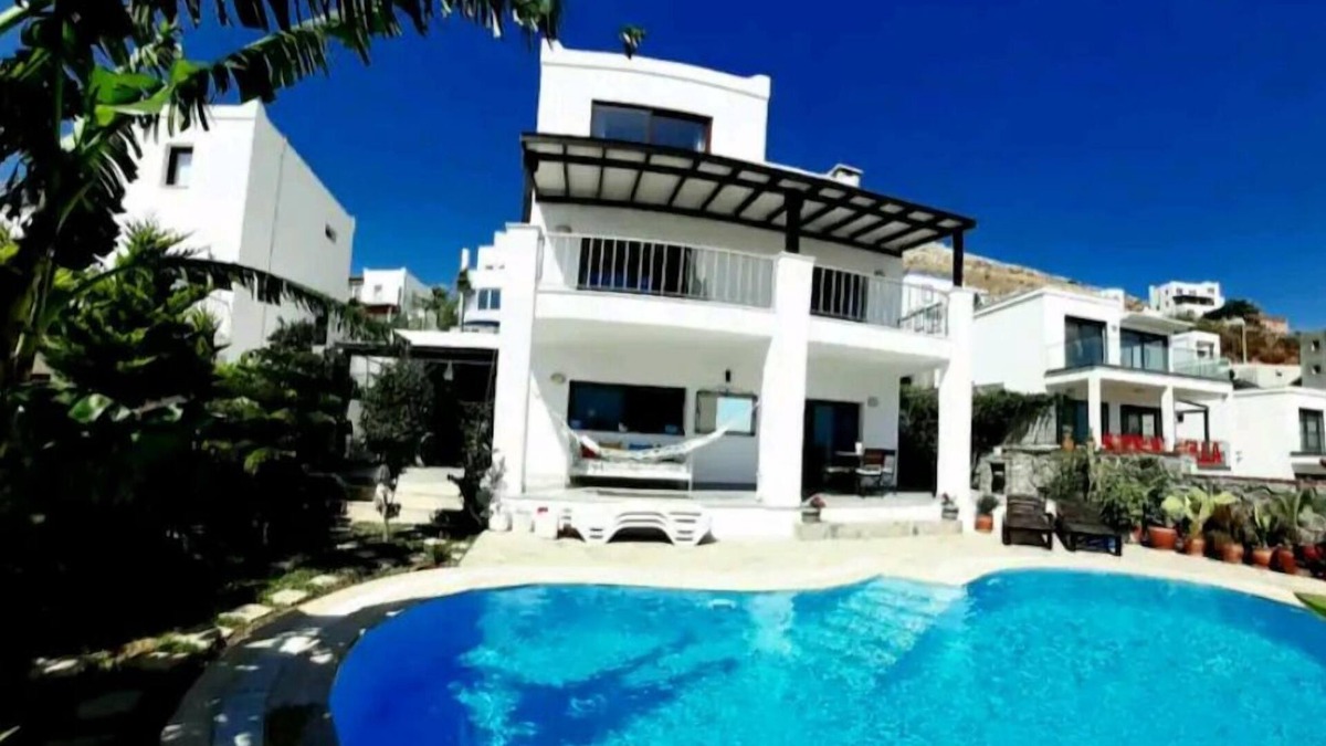 Kadıkale House | Spacious & Cosy Triplex House With a Private Pool