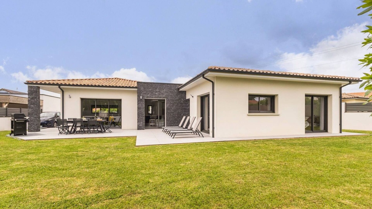 La Haie-Fouassiere Cottage | Spacious cottage with garden, spa, foosball and private parking