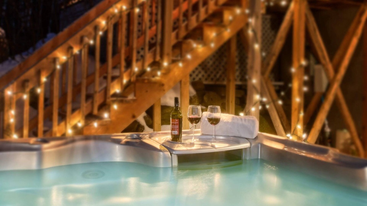 La Macaza House | Spacious cottage in forest, with spa + lake access