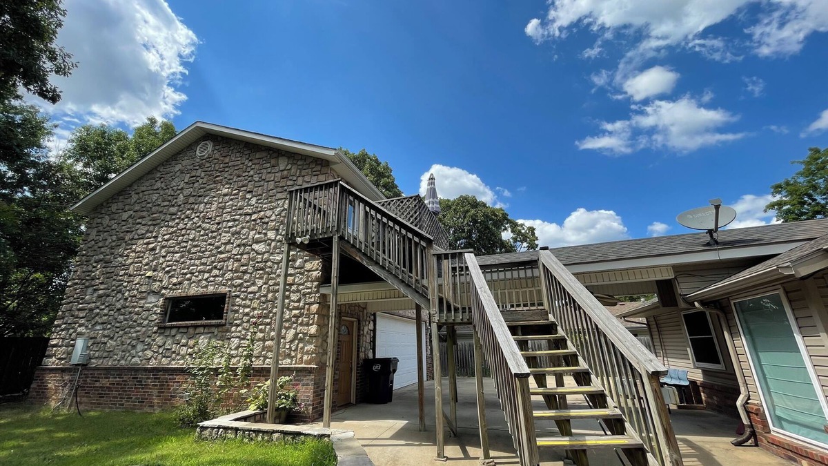 Bentonville House | Spacious Cottage in Rogers. Central: bike trails, restaurants, work, everything!