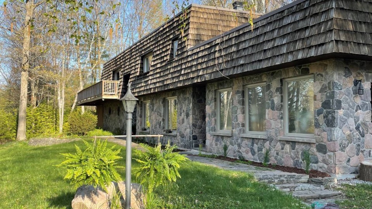 Gravenhurst House | Spacious cottage on Muskoka Lake with private dock