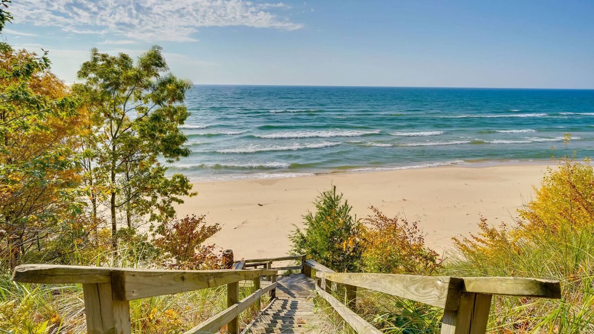 Muskegon Cottage | Spacious Cottage on Lake Michigan: Stunning Views!