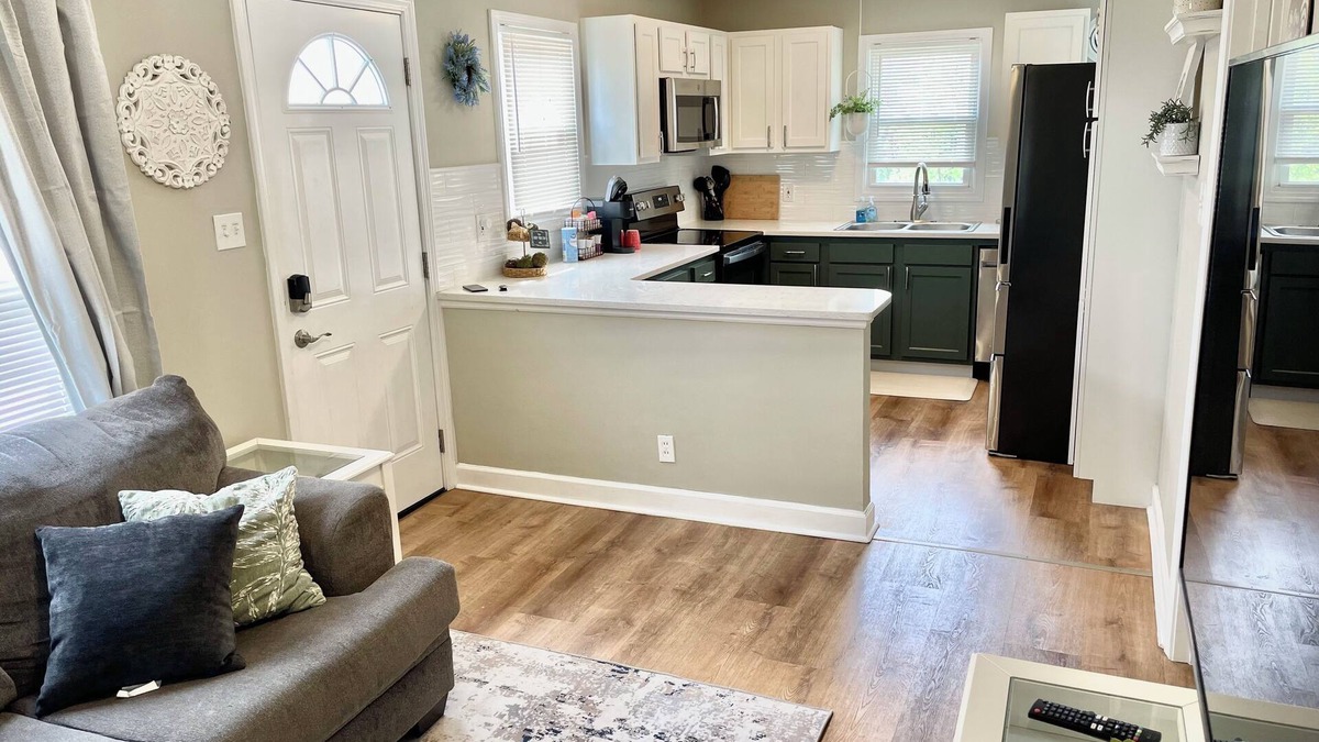 St. Charles House | Spacious Cottage on Main st- Near Downtown