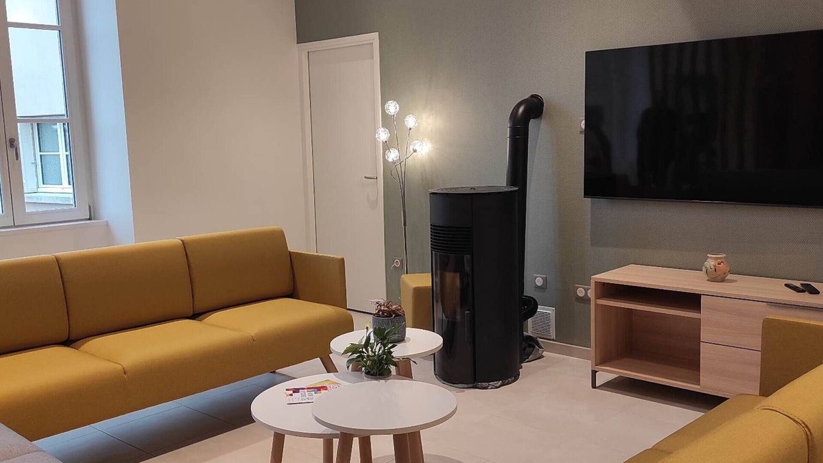 Loye-sur-Arnon Cottage | Spacious Countryside Retreat with Game Room and Accessible Facilities