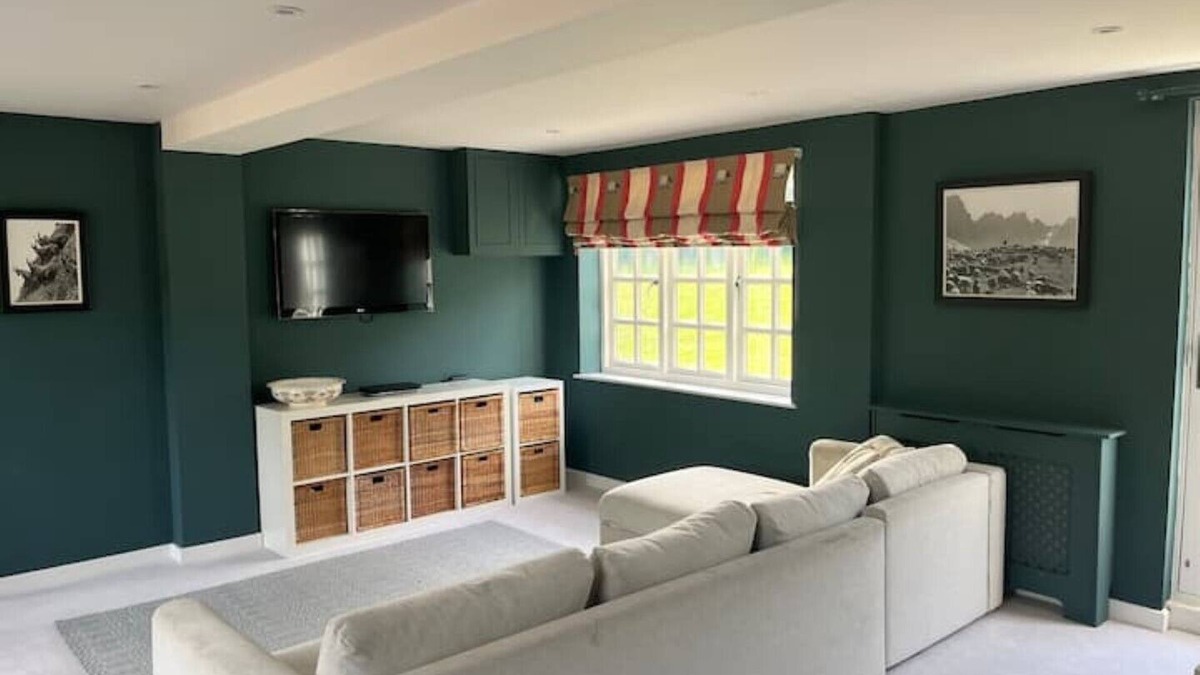 Upton Grey House | Spacious Country House in stunning Hampshire village - sleeps 8
