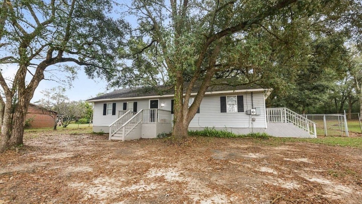 Saint Elmo House | Spacious Country Home on Meadow