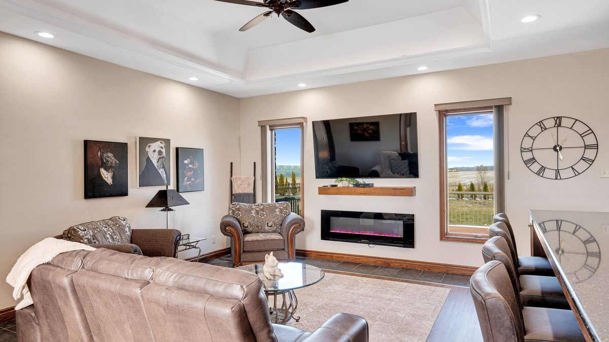 Kingsville House | Spacious country lot, minutes from downtown Kingsville !