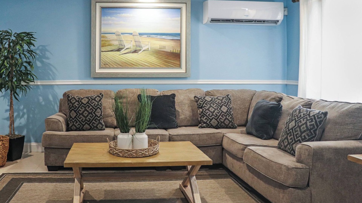 Downtown Apartment | Spacious Cozy 3 bedroom unit with a private pool, centrally located in Freeport