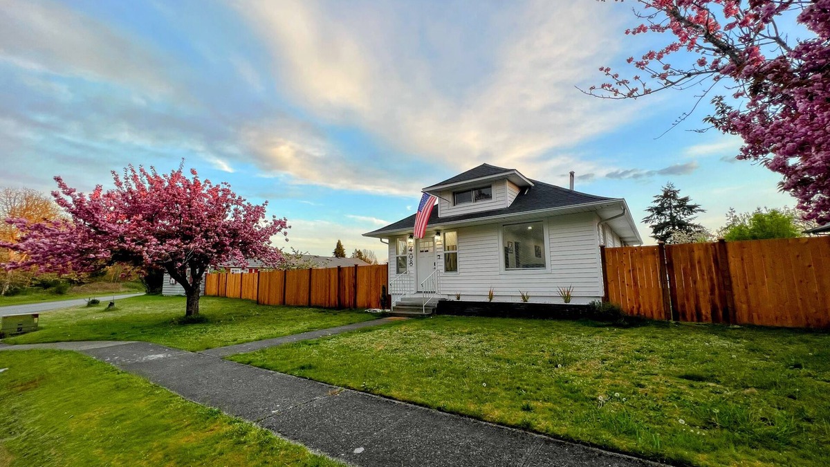 Dupont House | ⭐️Spacious & Cozy 4BR/2BTH, 3 Min to JBLM, Huge Yard⭐️