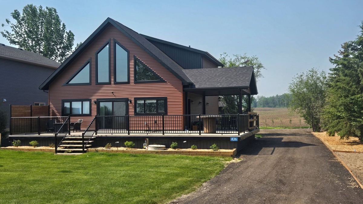 Westerose Cabin | Spacious & cozy 5-bedroom lakeview cabin on Pigeon Lake