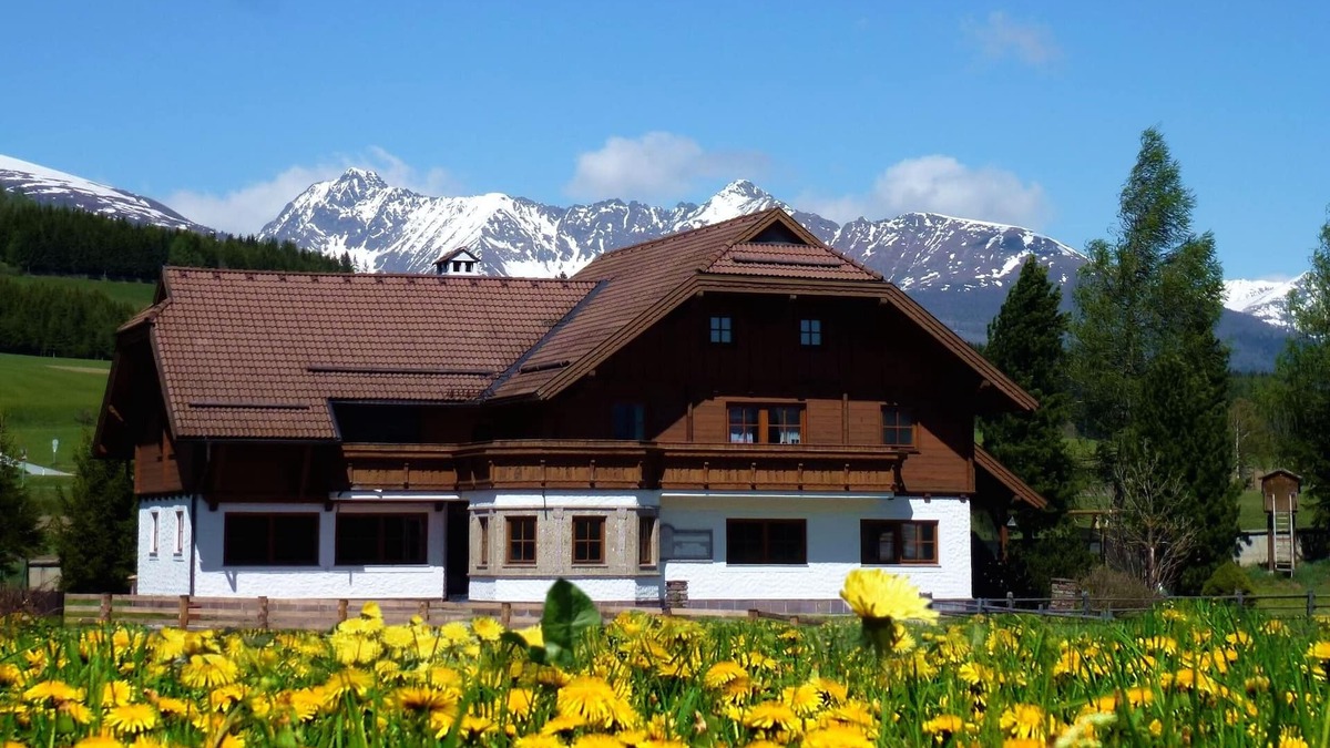 Mauterndorf Ski Chalet | Spacious cozy apartment (15 p) in chalet near historic Mauterndorf Obertauern