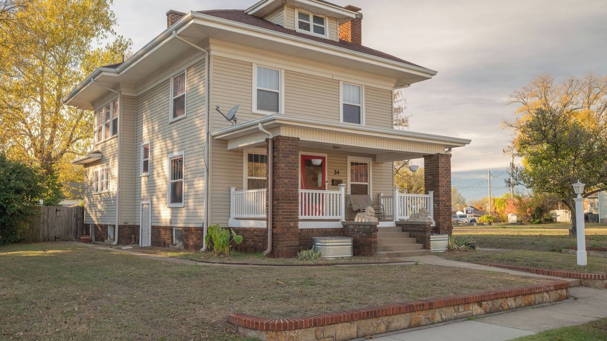 Webb City House | Spacious, Cozy Colonial Home