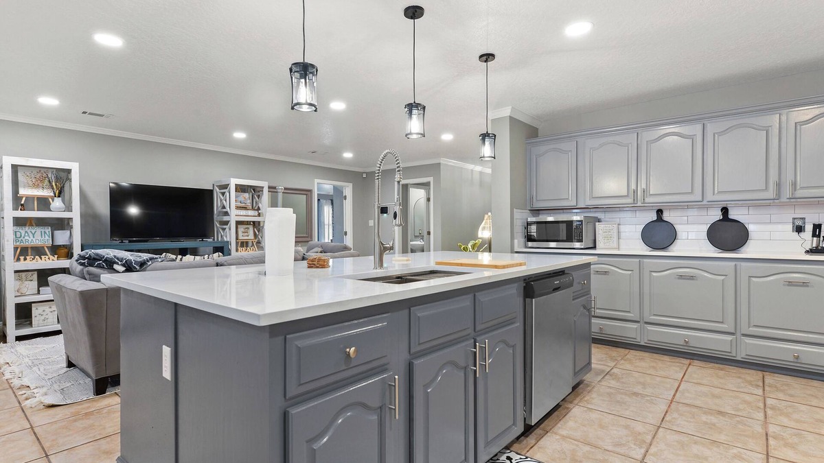 Kreole House | Spacious, cozy retreat, close to beaches, shopping, food & fun @ the Gulf Coastn