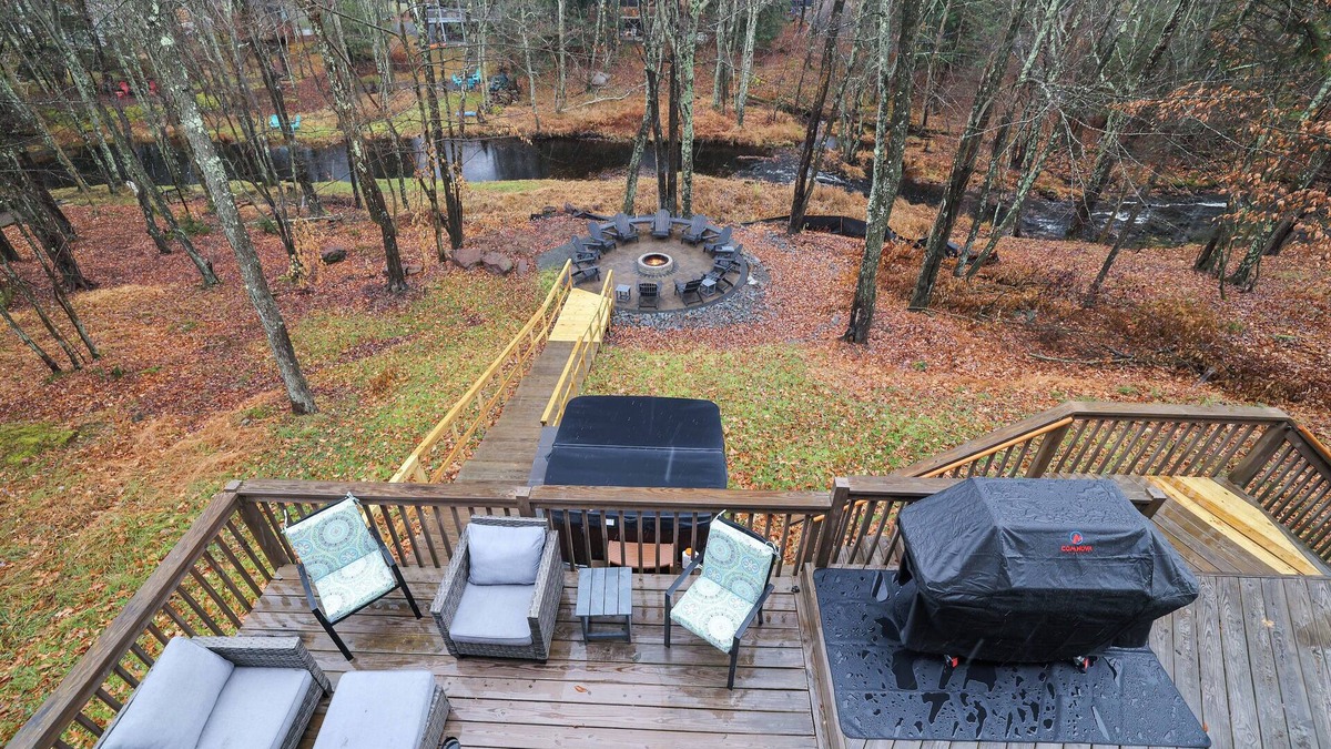 Pocono Lake House | Spacious Creek Front 6-bedroom home-Lake/Pool/Kayaks/Hot Tub/Game Rm/Fire Pit.