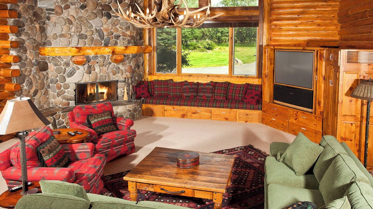 Emigrant House | Spacious Creekside Lodge in Emigrant - 20 minutes to Yellowstone Entrance!